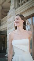Стильна весільна сукня А-силуету без бретелей з корсетним ліфом і шифоновою спідницею Леяна превʼю відео номер 2