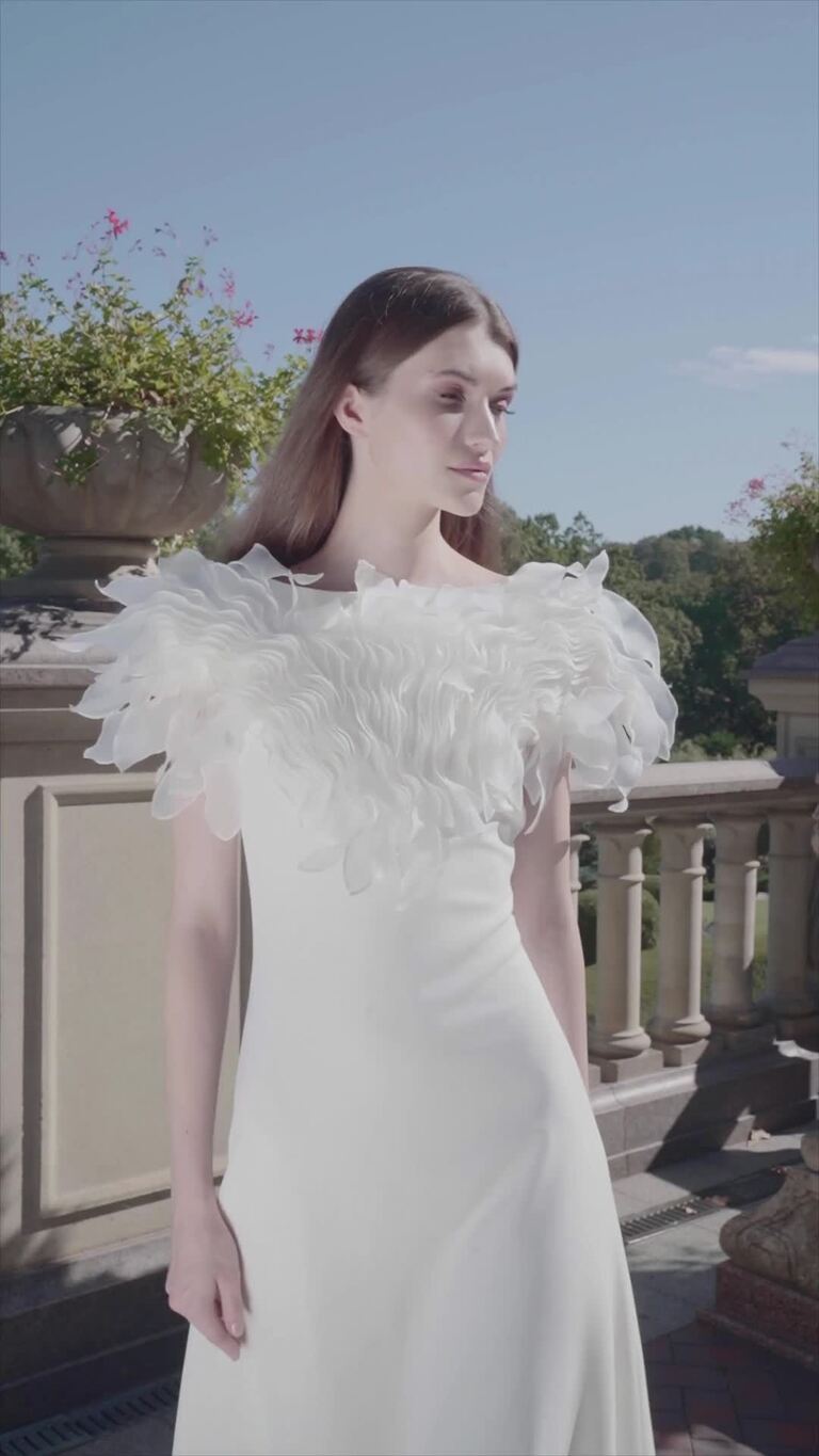 Весільна сукня Медуза з пелюстками з органзи та V-спинкою