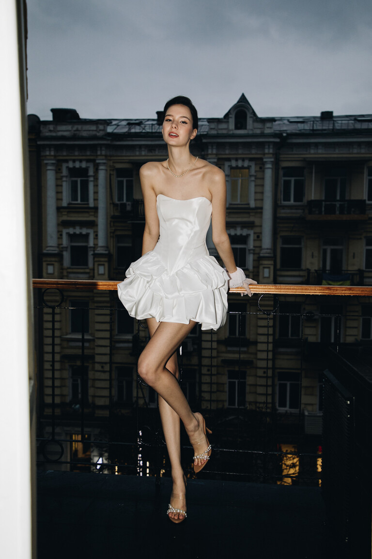 Коротка весільна сукня Маліка з корсетом-сердечком та буфами